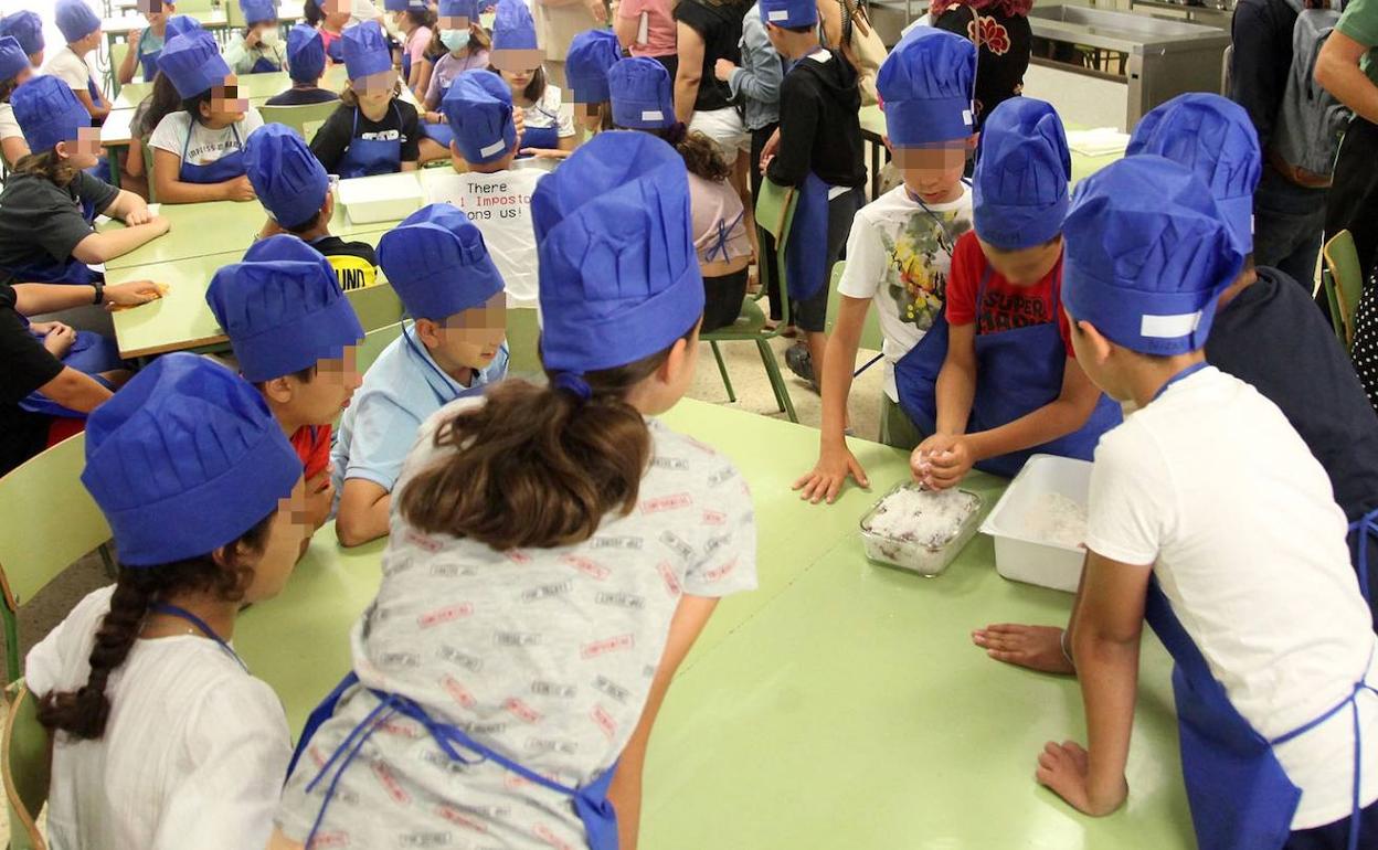 Los escolares del Port de Xàbia colocan capas de boquerones y sal para elaborar anchoas.  