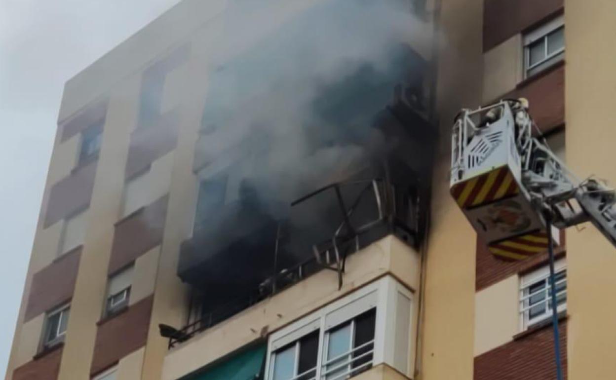 Bomberos, junto a la vivienda siniestrada. 