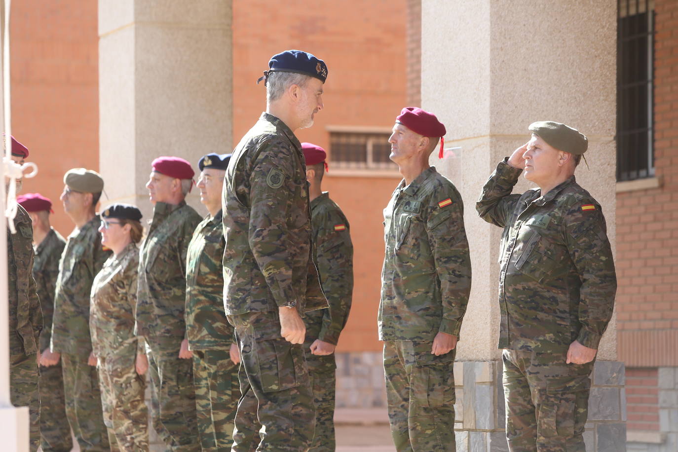 Felipe VI ha visitado a las tropas del Cuartel de Alta Disponibilidad de la OTAN en Bétera (Valencia). 