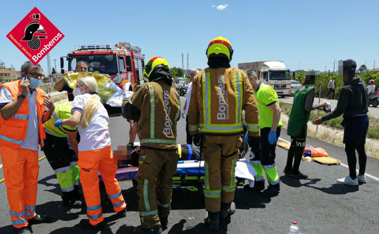 Los equipos de emergencias atienden a los heridos nada más producirse el accidente. 