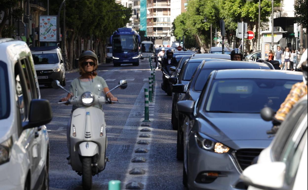 Tráfico colapsado en la calle Colón de Valencia.