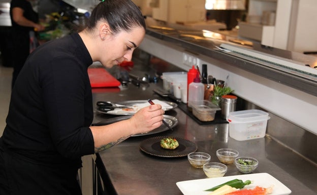 La cocinera de La Xerna del Mar montando la tapa. 