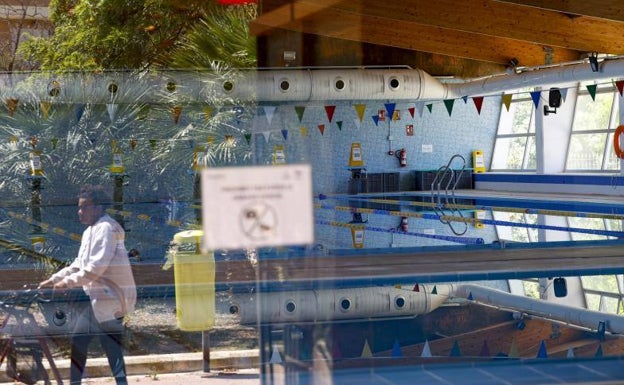 Instalación de la piscina del barrio de Ayora, cerrada desde marzo. 