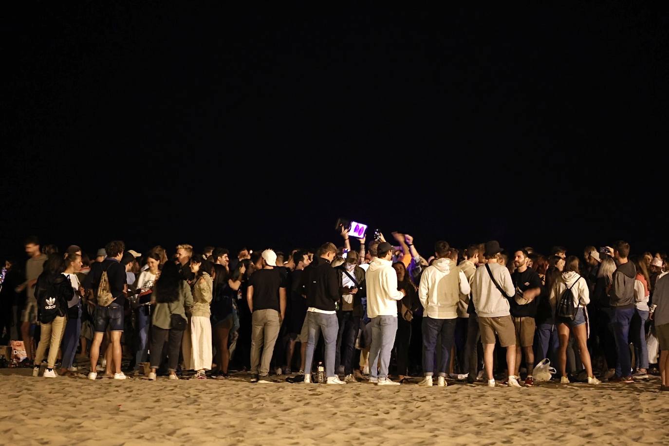 Fotos: Macrobotellón en la playa de la Malvarrosa