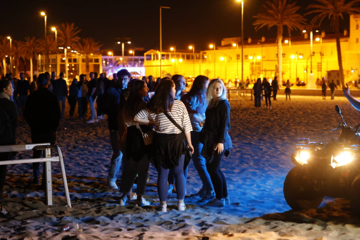 Fotos: Macrobotellón en la playa de la Malvarrosa