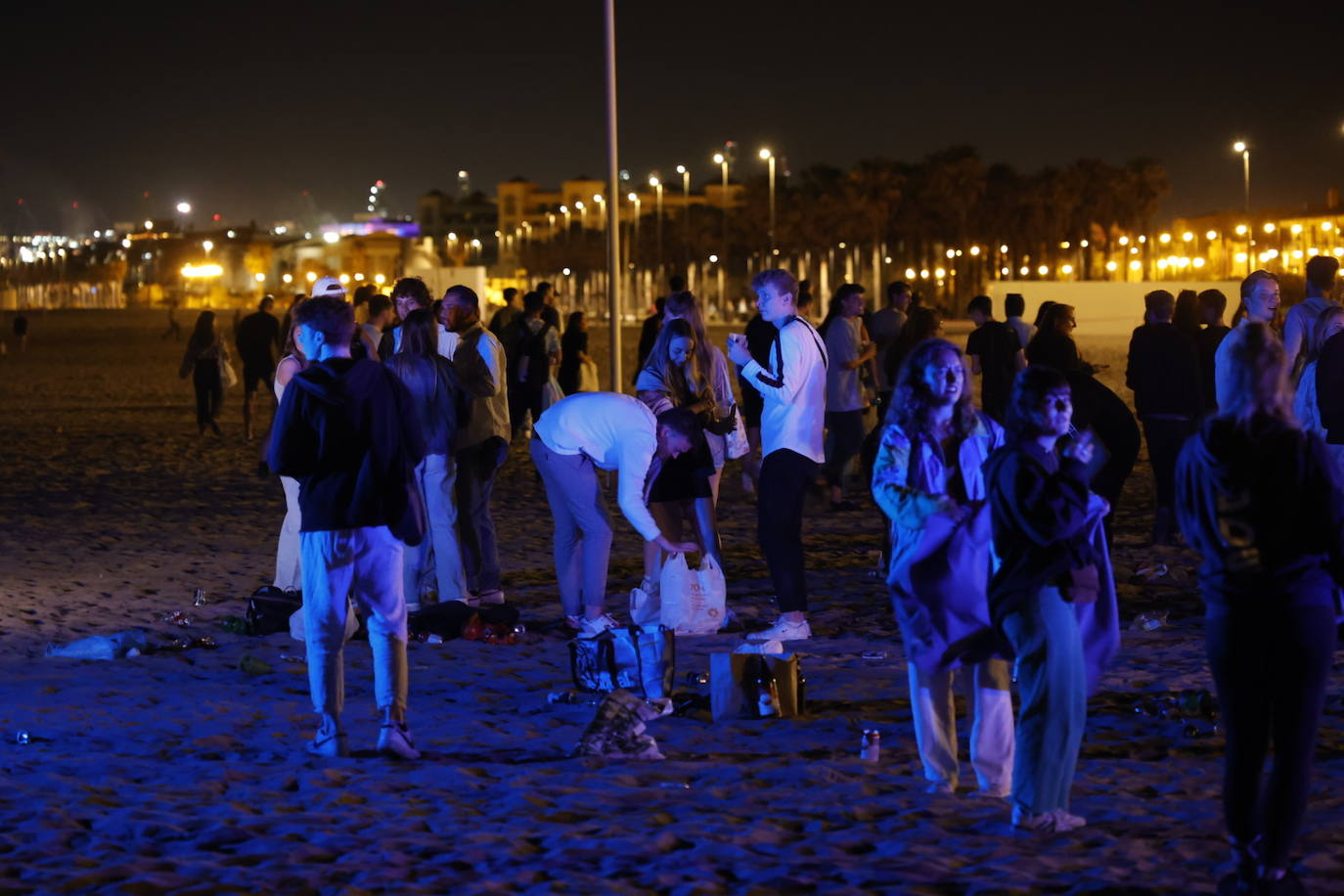 Fotos: Macrobotellón en la playa de la Malvarrosa