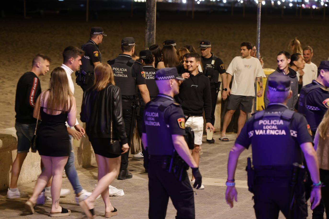 Fotos: Macrobotellón en la playa de la Malvarrosa