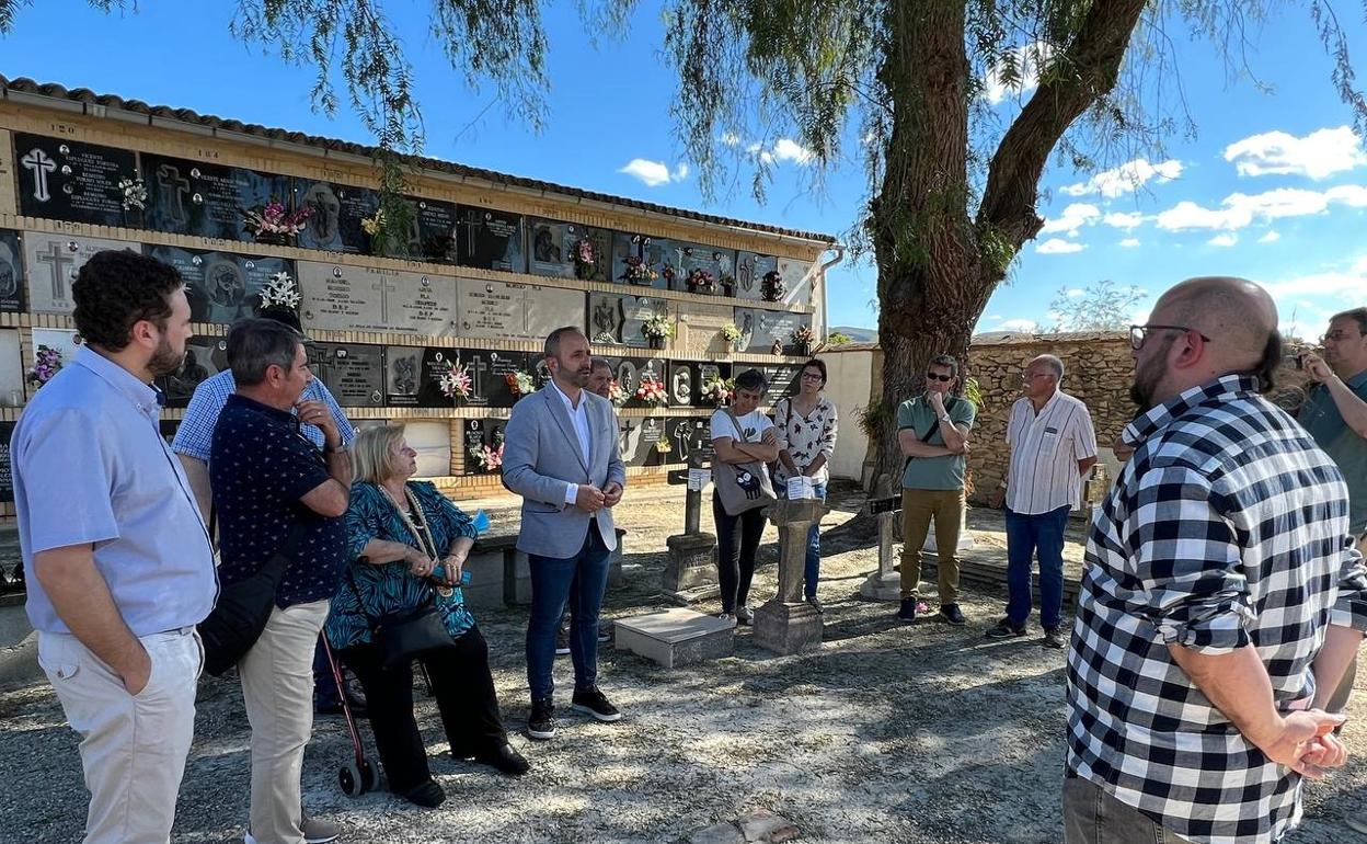 Momento de la visita del diputado Ramiro Rivera al cementerio de Albaida. 