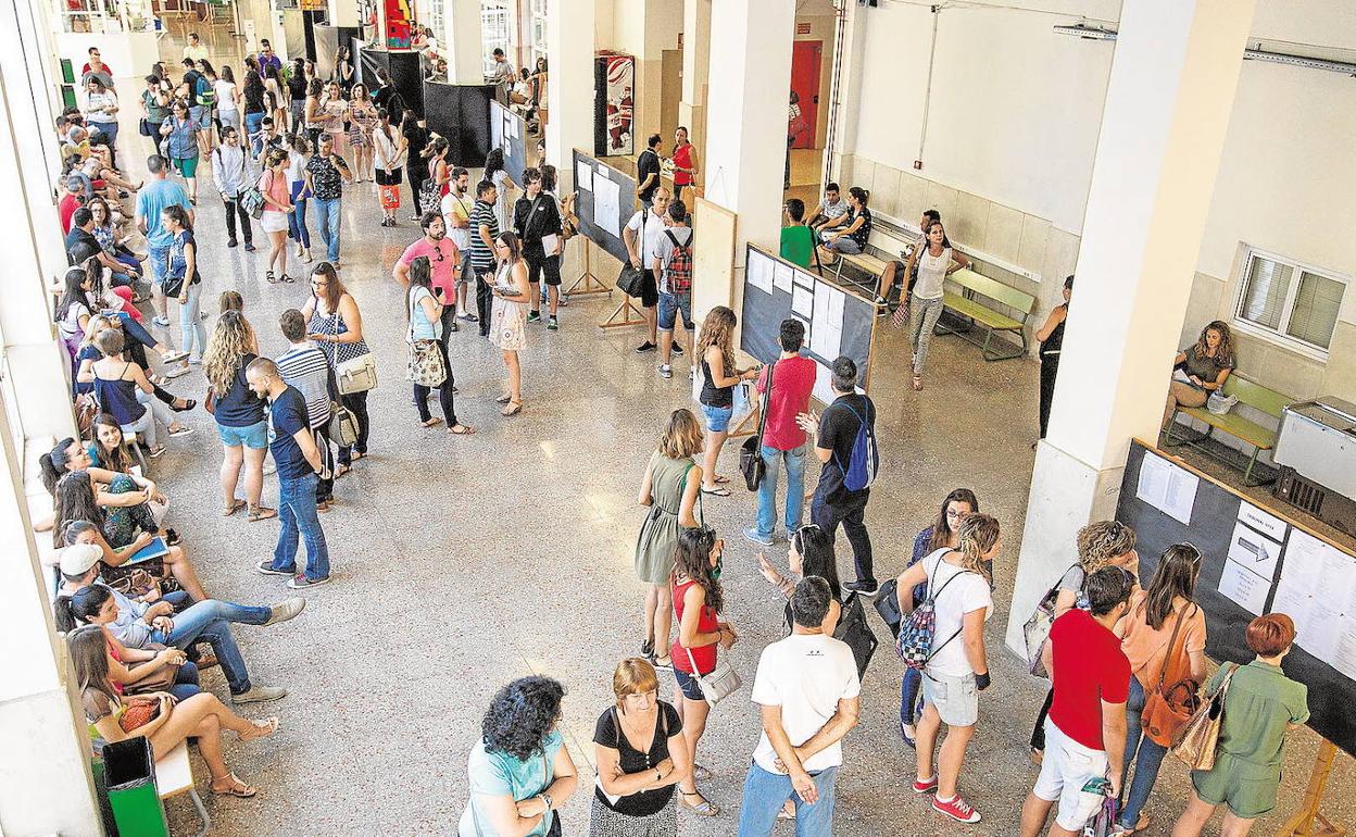 Aspirantes de la última oposición de maestros, en un instituto de Alicante. 