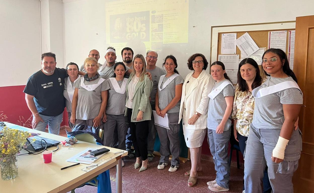 La presidenta de la Mancomunidad de la Costera con los alumnos que han recibido el certificado. 