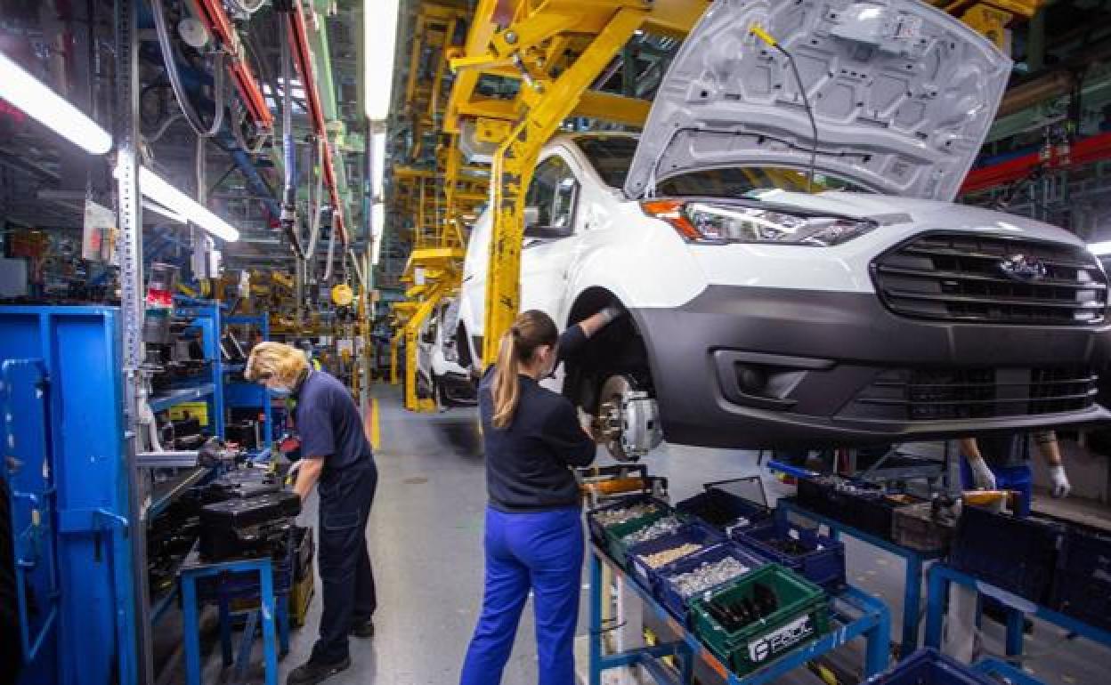 Trabajadores en la factoría de Ford en Almussafes. 