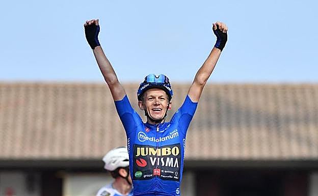 El neerlandés Koen Bouwman celebra su victoria en la antepenúltima etapa del Giro. 