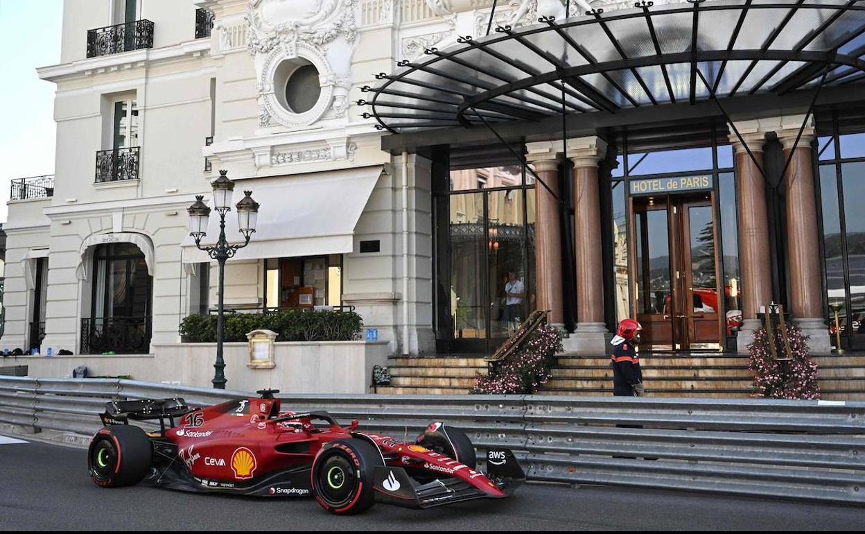 Carlos Sainz (Ferrari). durante los entrenamientos de este viernes en Mónaco. 