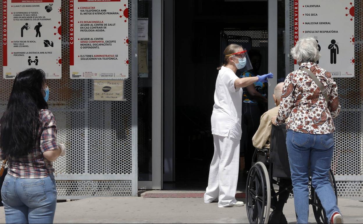 Personal santiario a las puertas de un centro de salud valenciano.