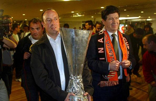 El expresidente del Valencia Jaime Orti y el entrenador del equipo Rafa Benitez en la celebración de la Copa de la UEFA 