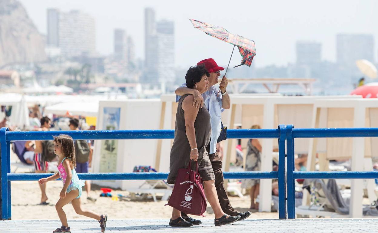 Alicante vivirá otro domingo más propio de agosto que de mayo. 