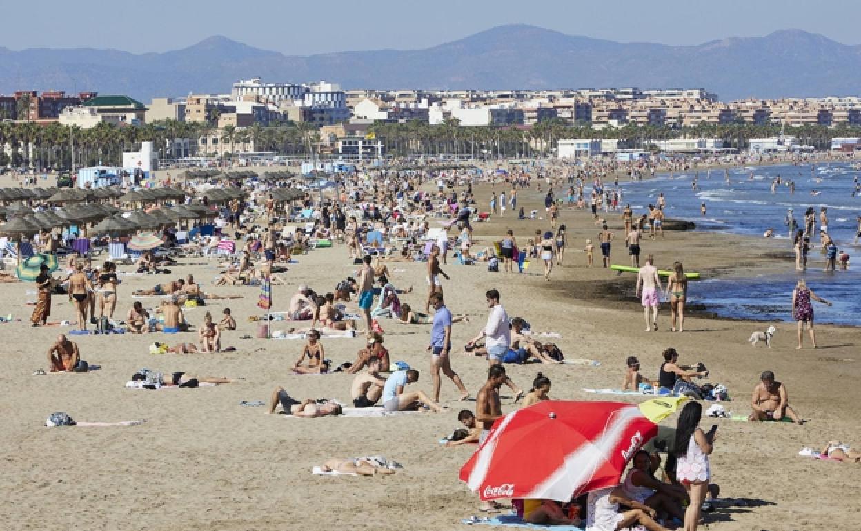 Playa repletas de turistas y visitantes. 