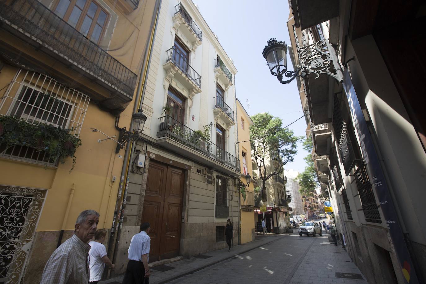 Blasones, patios de armas, columnas góticas, miradores, salones de grandes dimensiones e incluso restos de la muralla que protegía la ciudad esconden las fachadas de los palacios de la calle Caballeros.