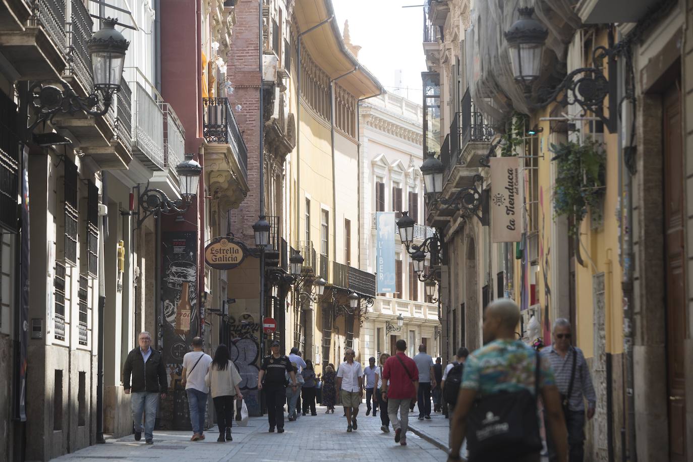 Blasones, patios de armas, columnas góticas, miradores, salones de grandes dimensiones e incluso restos de la muralla que protegía la ciudad esconden las fachadas de los palacios de la calle Caballeros.