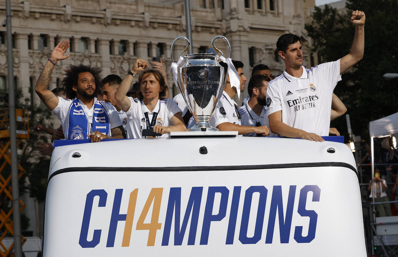 Marcelo, Modric y Courtois, en primera línea del autobús que llevó a los futbolistas y el cuerpo técnico del Real Madrid a la Plaza de Cibeles, epicentro de las celebraciones por la Decimocuarta. 