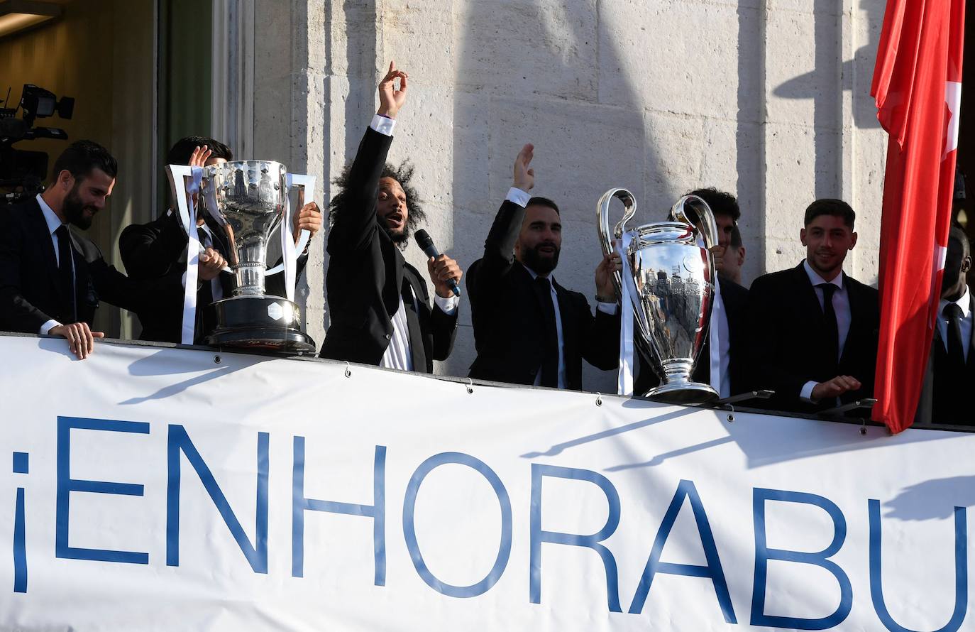 Marcelo capitanea la celebración de la plantilla del Real Madrid desde el balcón de la Real Casa de Correos. 