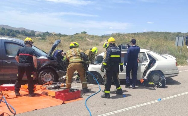 Imagen principal - Los bomberos han tenido que liberar a uno de los heridos que había quedado atrapado. 