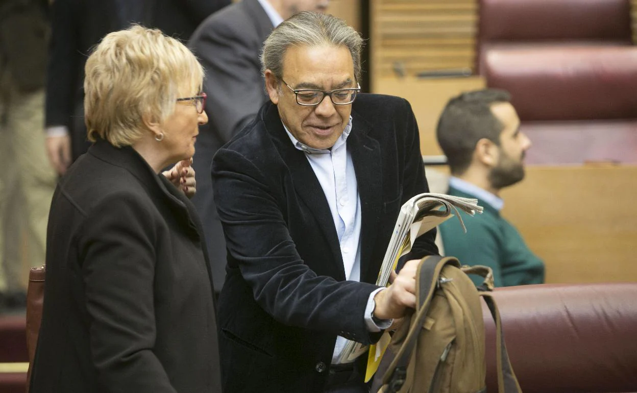 Barceló habla con Mata durante un pleno de Les Corts, durante la pasada legislatura. 