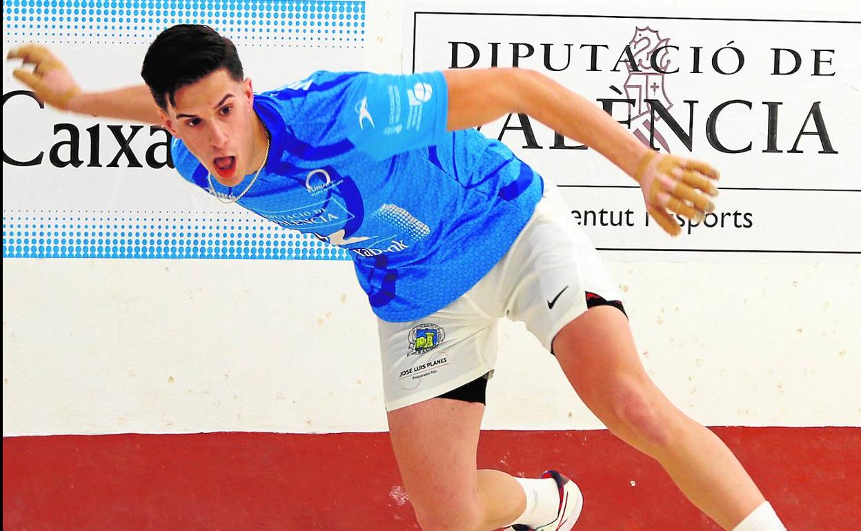 Vicent golpea la bola. 