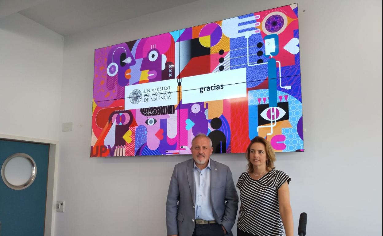 El director del Campus alcoyano, Pau Bernabéu, con la directora de comunicación de la universidad, Marga Cabrera. 