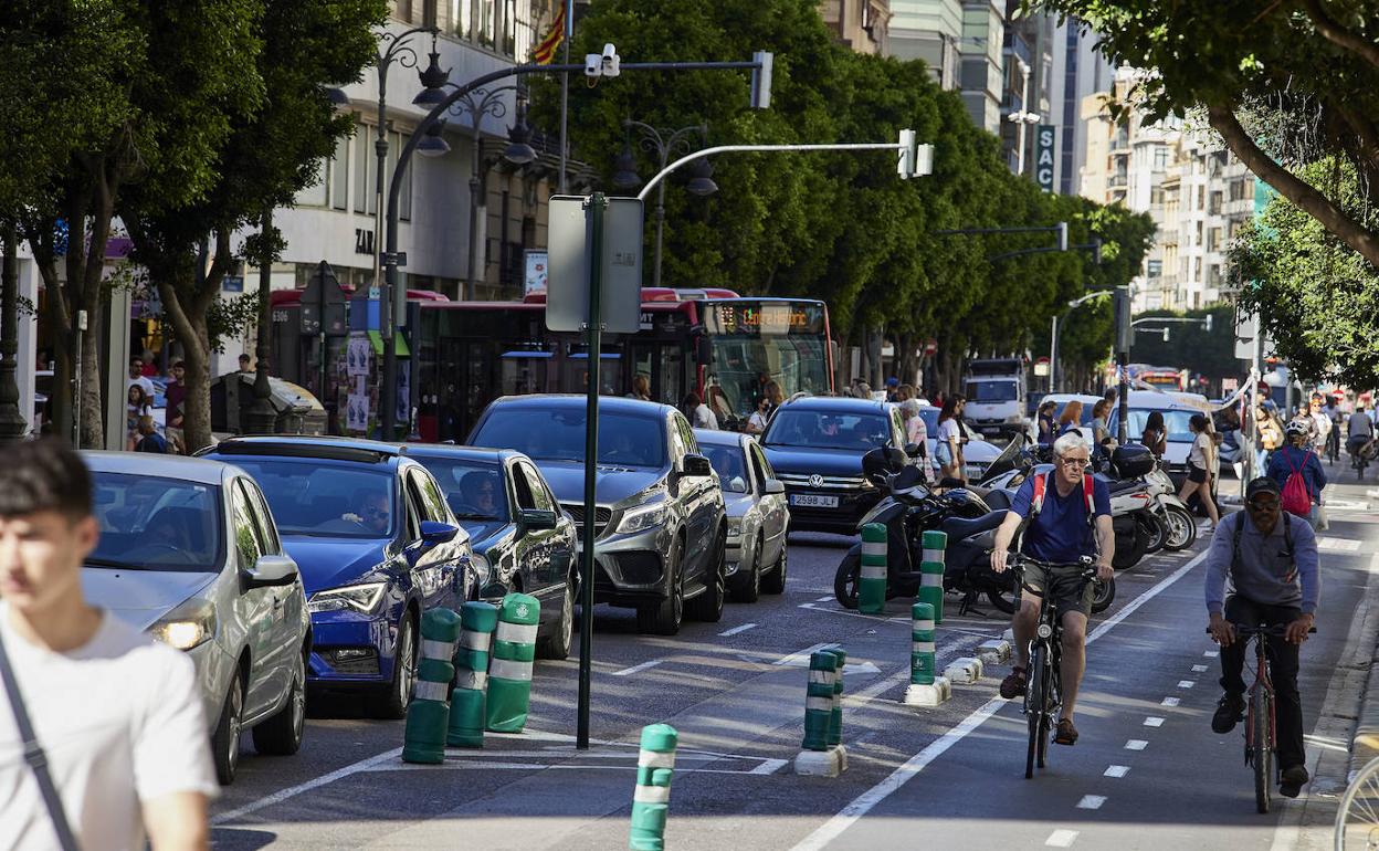 Un tramo de la calle Colón con el carril ciclista en primer término. 