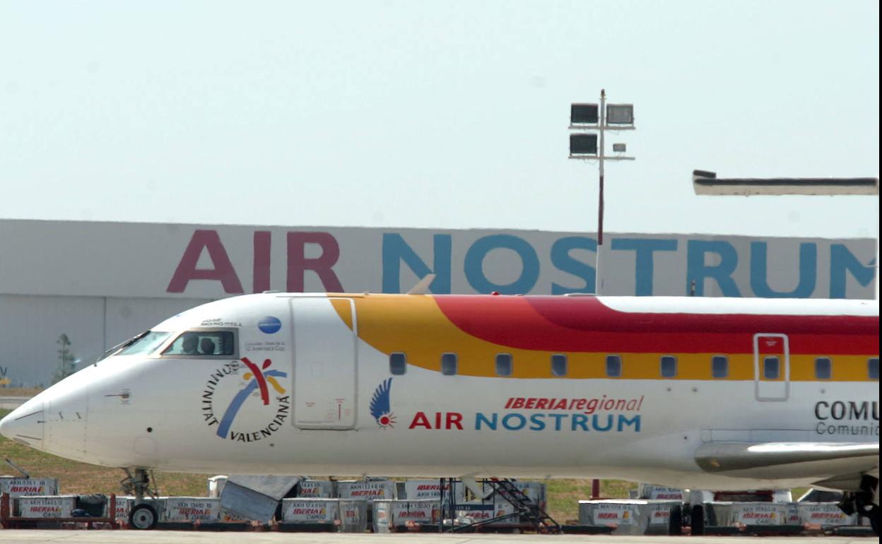 n avión de Air Nostrum en su base de Valencia. 