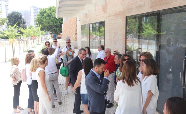 Pérez y su equipo de gobierno durante su visita al centro cultural de Benidorm