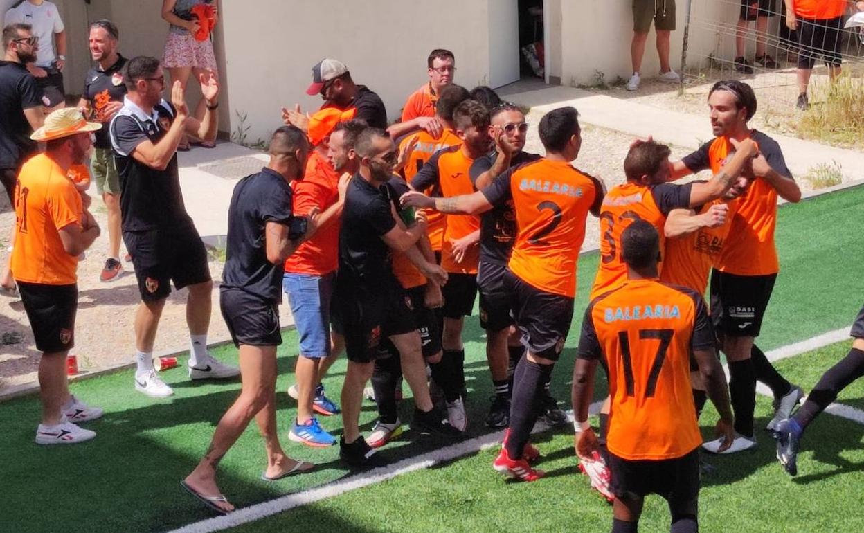 Los jugadores del Orba abrazándose y celebrando el ascenso. 