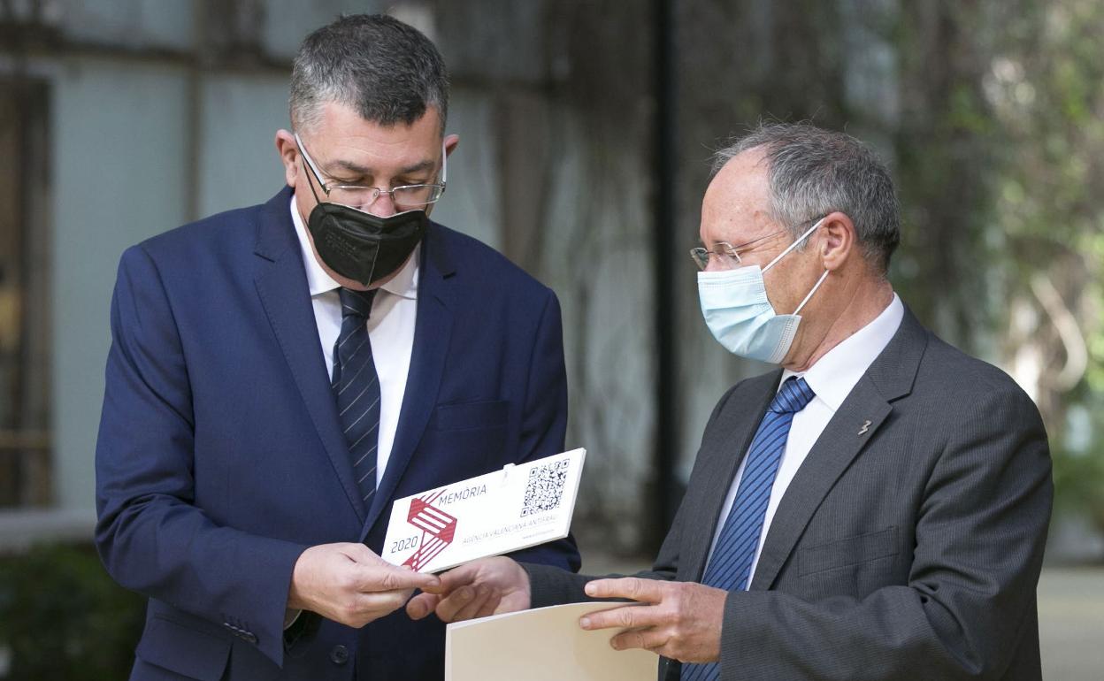 El president de Les Corts, Enric Morera, y el director de Antifraude, Joan Llinares. 