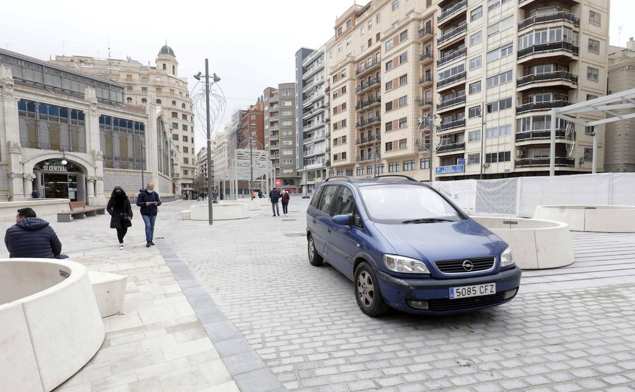 Nuevo alumbrado de la plaza de Burjas, junto al Mercado Central. 
