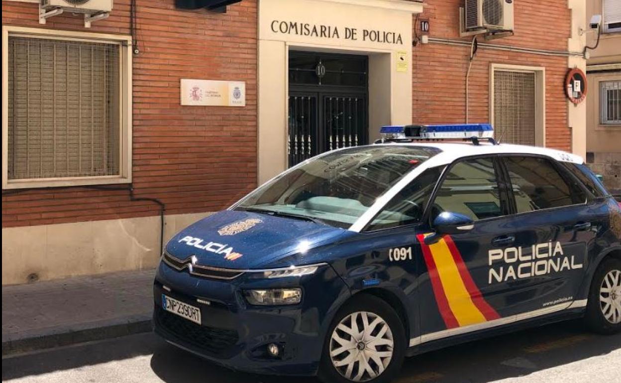 Un vehículo de la Policía Nacional en Alicante. 