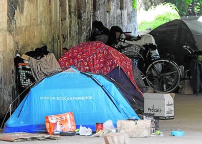 Imagen secundaria 1 - Paisaje. En el puente de Serranos, la vegetación oculta el monumento. | Asentamiento. El puente del Real concentra un grupo de tiendas de campaña. Signes | Humedades. El mal estado de los sillares es evidente en el puente del Mar.