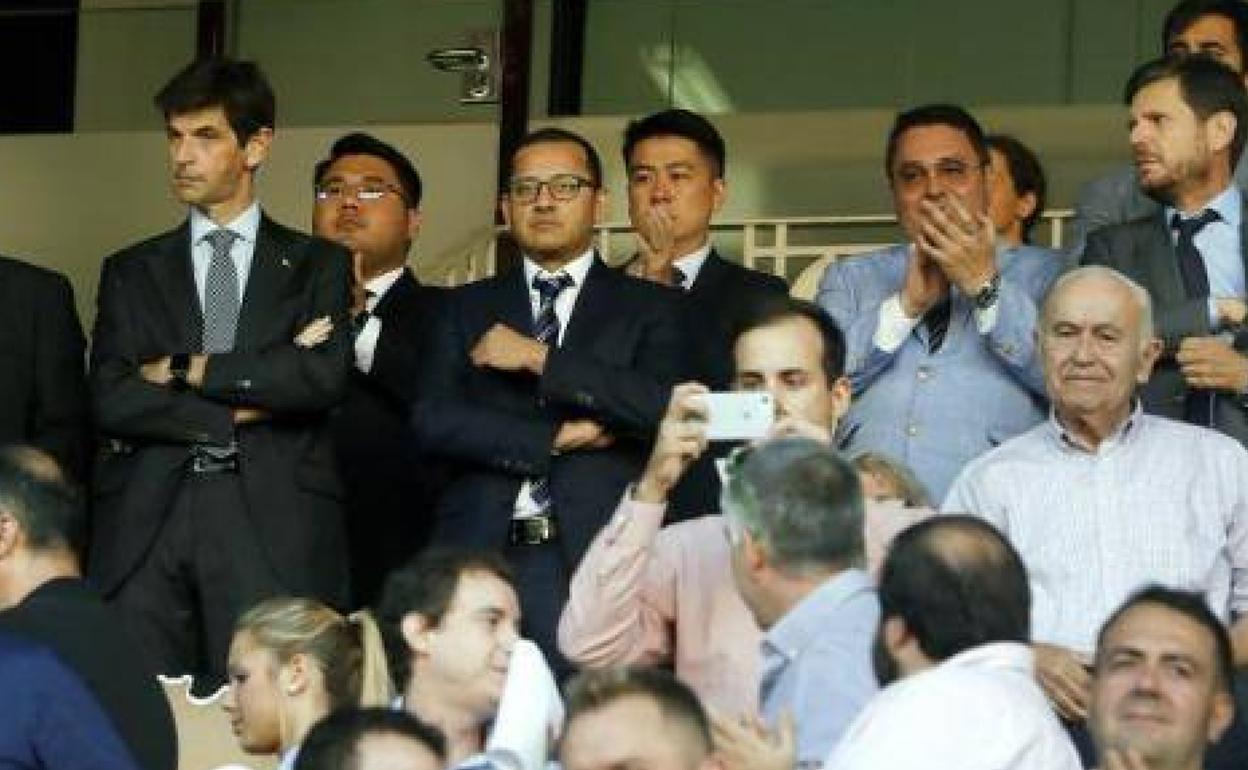 Sean Bai, detrás de Anil Murthy, en el palco de Mestalla.