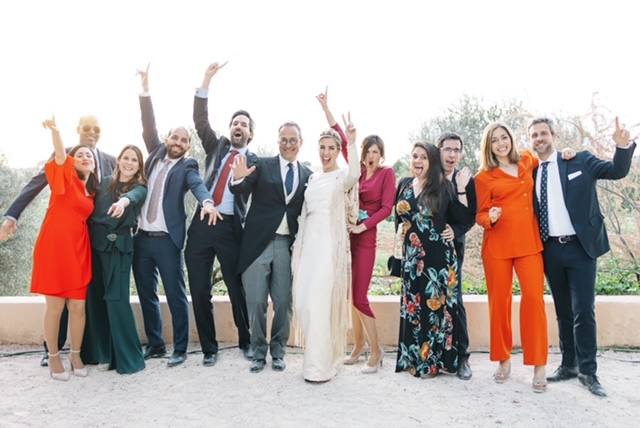 Los amigos de los novios, Alicia y Francisco Javier, que eligieron la finca familiar Casa Blanca, en Requena, para la celebración.