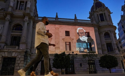 Cartel del Año Berlanga en la fachada del Ayuntamiento. 