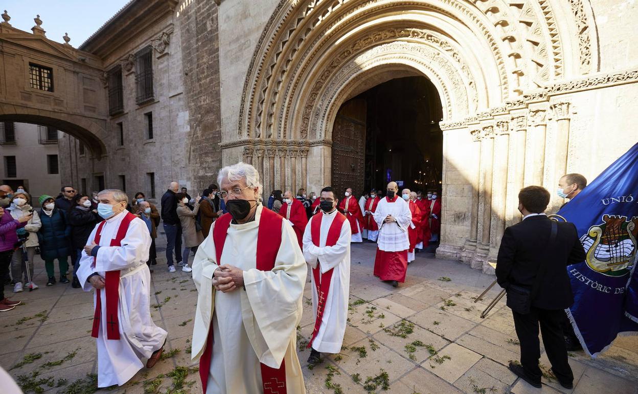 Salida desde la catedral de la procesión de San Vicente Mártir. 