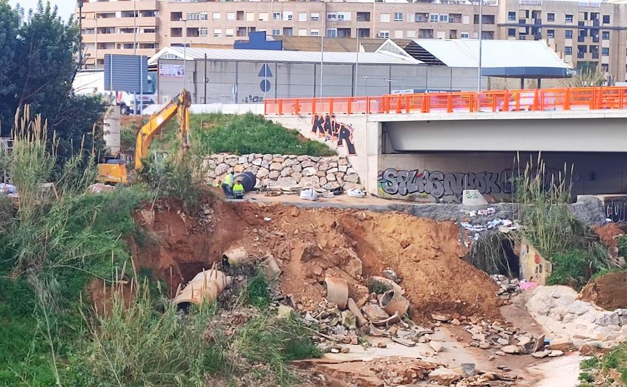 Los trabajos para reparar el vertido. 