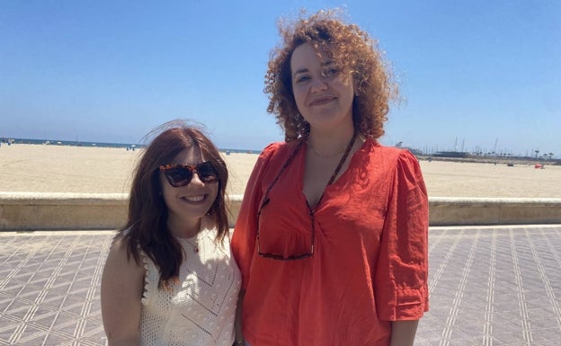 Julia Omodei y Skaron Orlandini, italianas que han visitado la playa este martes. 