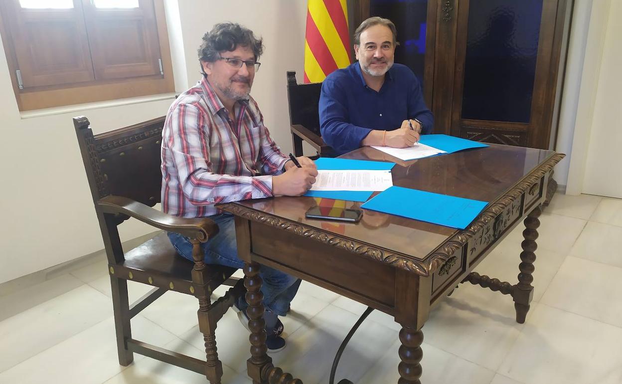 El alcalde, Josep Riera, en la firma del contrato. 