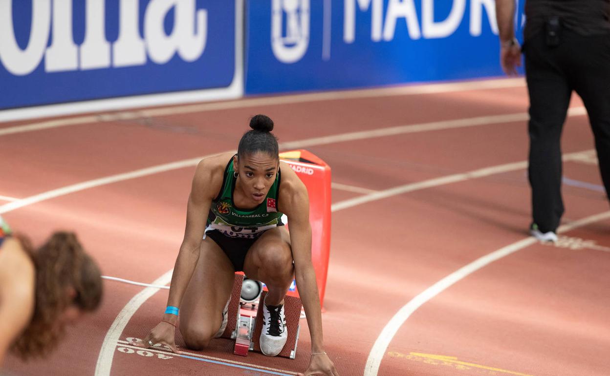 Salma Paralluelo, preparada para iniciar una carrera de 400. 