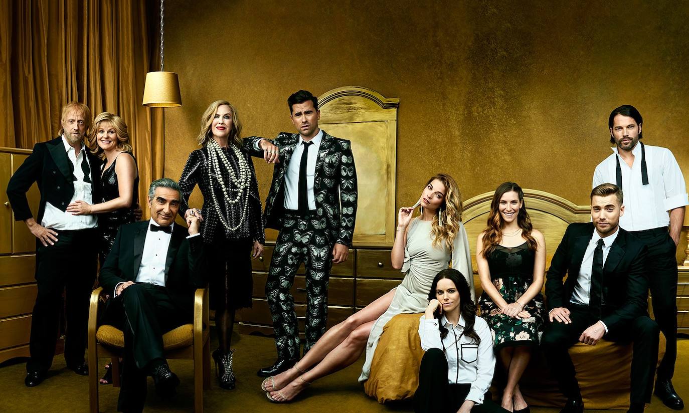 'Schitt's Creek' | Plataforma: HBO. Estreno: 28 de junio. Sinopsis: La serie sigue las desventuras de los Rose, una familia de millonarios que pierde todo por culpa de las malas gestiones de su asesor, y se ve obligada a vivir en una pequeña localidad que el padre le compró a su hijo en los 90 para gastarle una broma. Reparto: Eugene Levy, Catherine O'Hara, Annie Murphy, Daniel Levy y Emily Hampshire, entre otros.