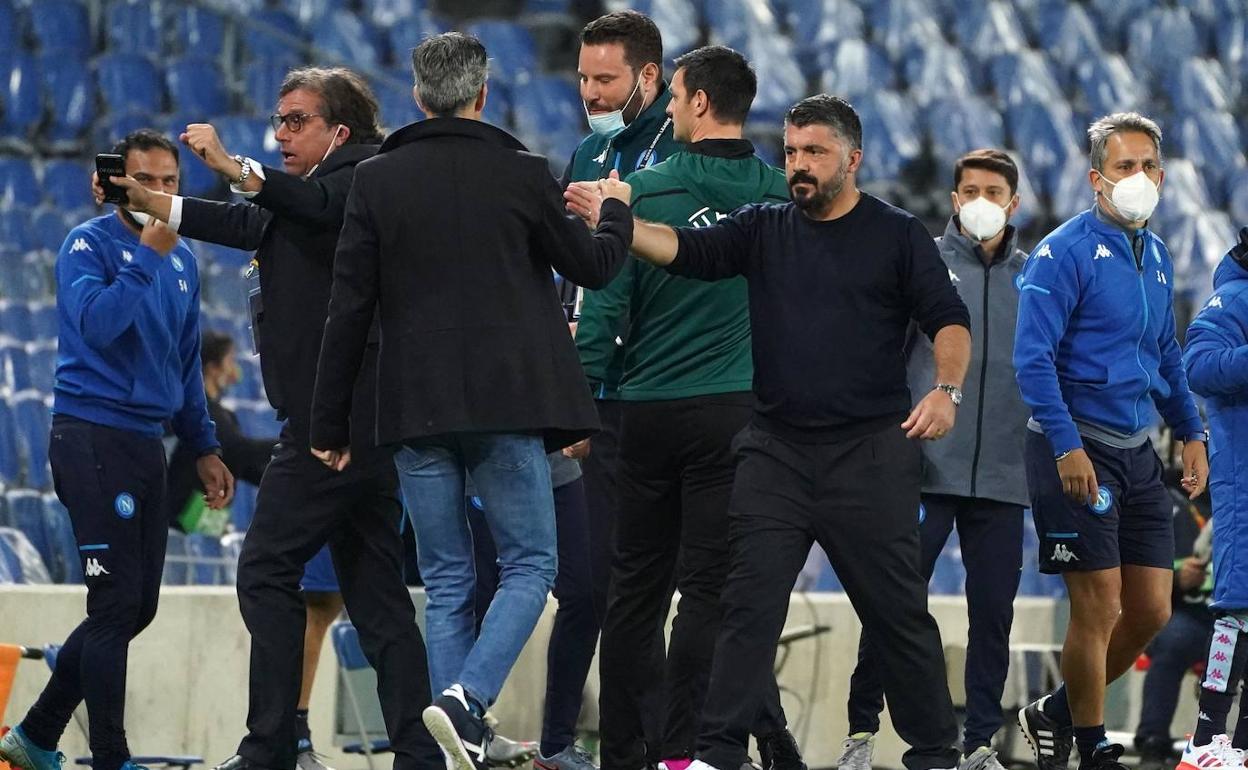 Genaro Gattuso saluda a Imanol Alguacil –de espaldas– en el partido que enfrentó al Nápoles y a la Real Sociedad. 