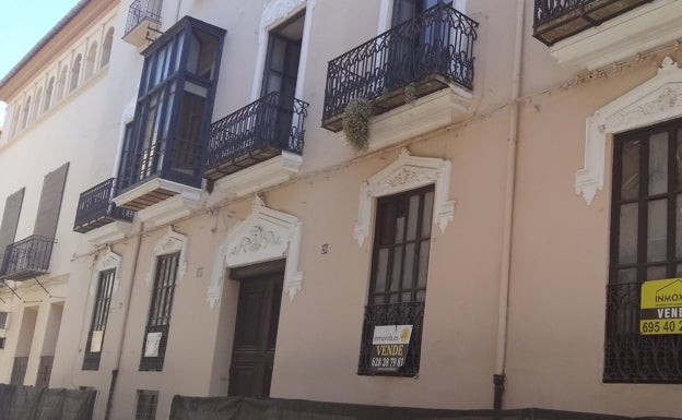 Fachada de la Casa Palacio, que está a la venta y que cuenta con vallas de protección. 