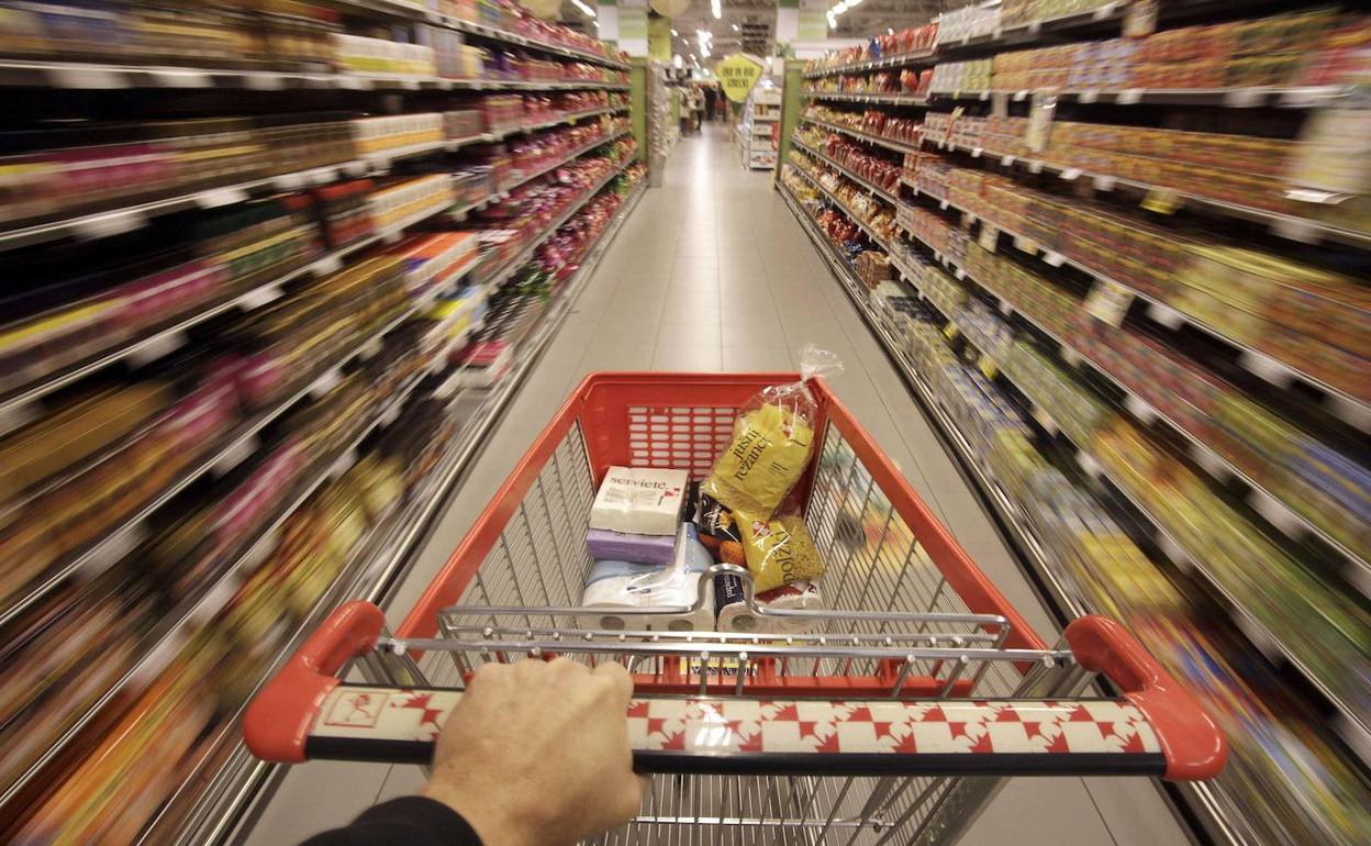 Un hombre hace la compra en un supermercado. 