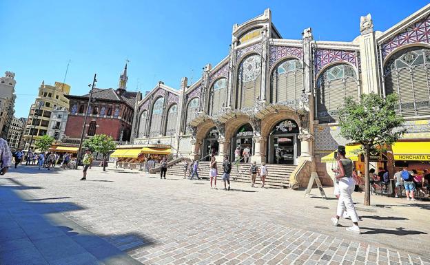 Imagen principal - 1.- La horca. La bulliciosa y comercial plaza del Mercado acogió hasta el siglo XIX las ejecuciones públicas. | 2.- Hoguera de la Inquisición. Las torturas y muertes más crueles se practicaban junto a la Catedral. | 3.- La peste negra. Restos del antiguo Hospital General, donde trataron a los enfermos de la plaga. 